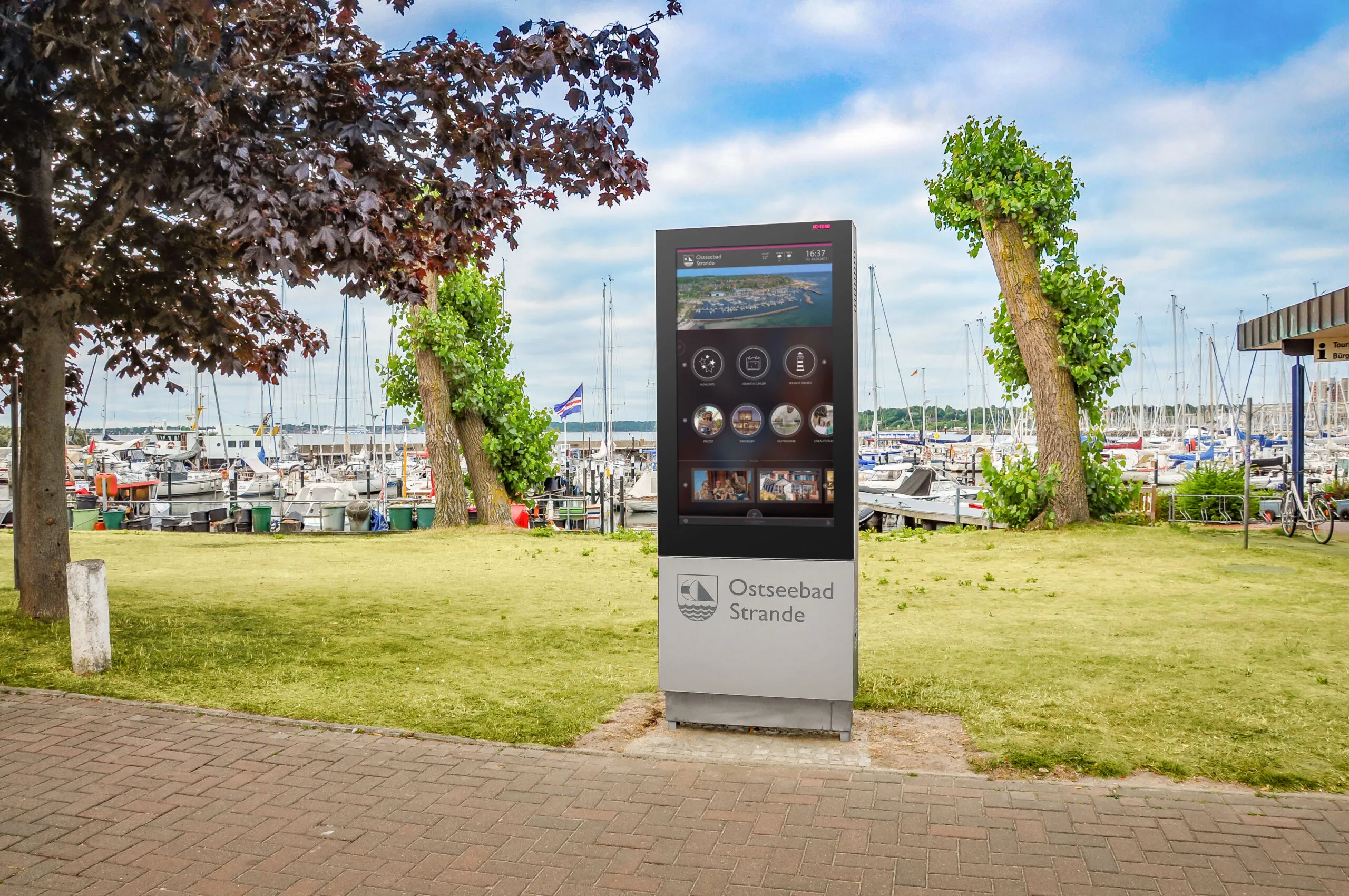 Digitale Infostele am Hafen von Strande; Originalfoto von FAN medienhaus